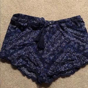 Baggy patterned short with tie
